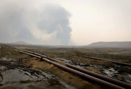 Thick smoke rises from a fire which broke out at oil wells set ablaze by Islamic State militants before fleeing the oil-producing region of Qayyara, Iraq, January 15, 2017. Picture taken January 15, 2017. REUTERS/Girish Gupta