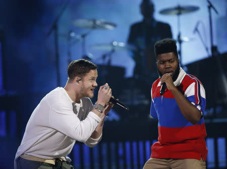 2017 American Music Awards – Show – Los Angeles, California, U.S., 19/11/2017 – Dan Reynolds of Imagine Dragons performs "Young, Dumb and Broke" with Khalid (R). REUTERS/Mario Anzuoni