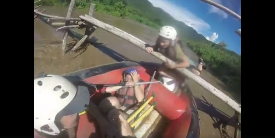 Beim Rafting fiel dieser leichtsinnige Abenteurer in die Fluten. (Screenshot Yahoo UK)