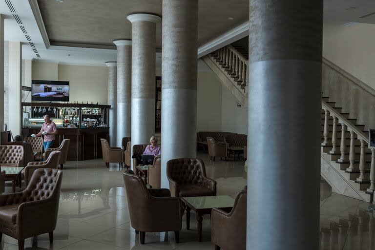 El bar en el lobby del Hotel Ucrania en Kiev. (Brendan Hoffman/The New York Times)