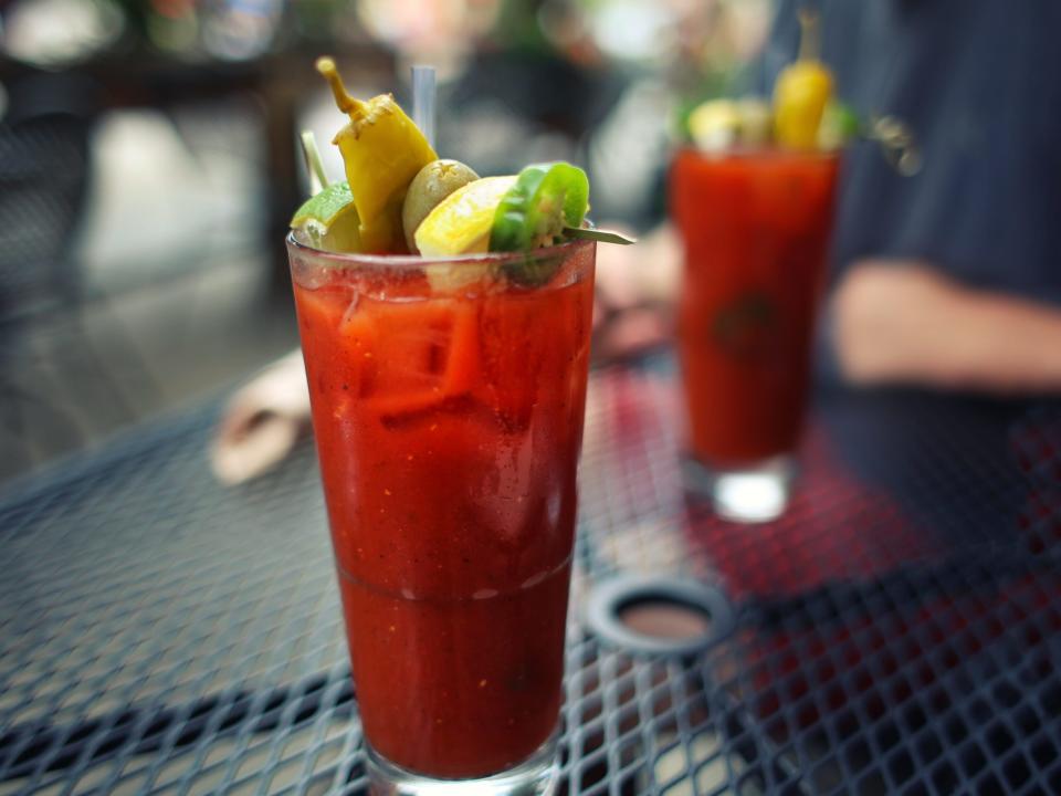 zwei garnierte Bloody-Mary-Cocktails auf einem Tisch im Freien