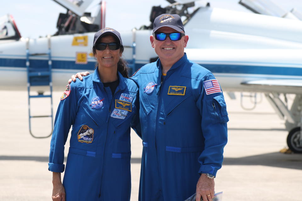 Los astronautas de la NASA Suni Williams (izquierda) y Butch Wilmore (derecha) en la instalación de lanzamiento y aterrizaje en el Centro Espacial Kennedy de la NASA en Florida.