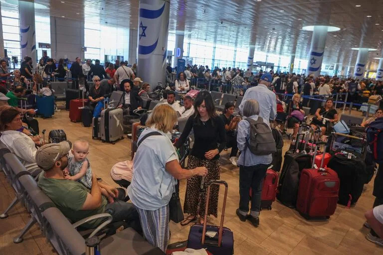 Pasajeros esperan sus vuelos en el aeropuerto Ben Gurion de Tel Aviv durante una huelga nacional el 2 de septiembre de 2024.