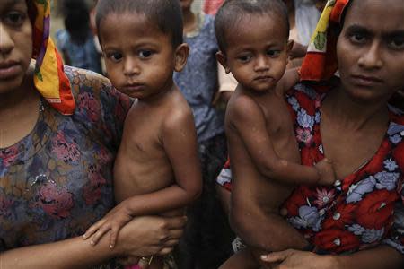 Rohingya women hold their children at the Khaung Dokkha camp for internally displaced people in Sittwe, Rakhine state, April 22, 2014. REUTERS/Minzayar