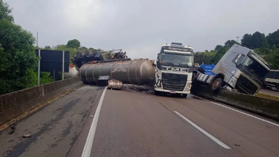 Caminhão que se envolveu em acidente no PR transportava álcool etílico(Foto: Divulgação/PRF)