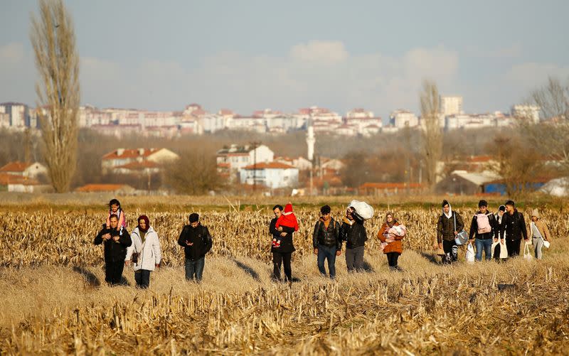 Migrants walk to the Turkey's Pazarkule border crossing with Greece's Kastanies, in Pazarkule