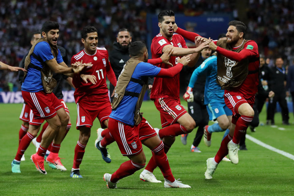 Die iranische Mannschaft feiert das vermeintliche Tor gegen Spanien (Bild: getty images)