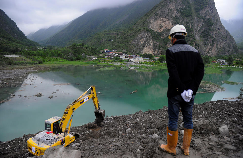 <p>A rescue worker overlooks the site of a landslide that occurred in Xinmo Village, Mao County, Sichuan province, China, June 24, 2017. (Photo: Stringer/Reuters) </p>