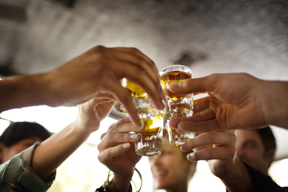 Qué mejor que un buen tequila para compartir con familia o amigos. Foto: Getty Images.