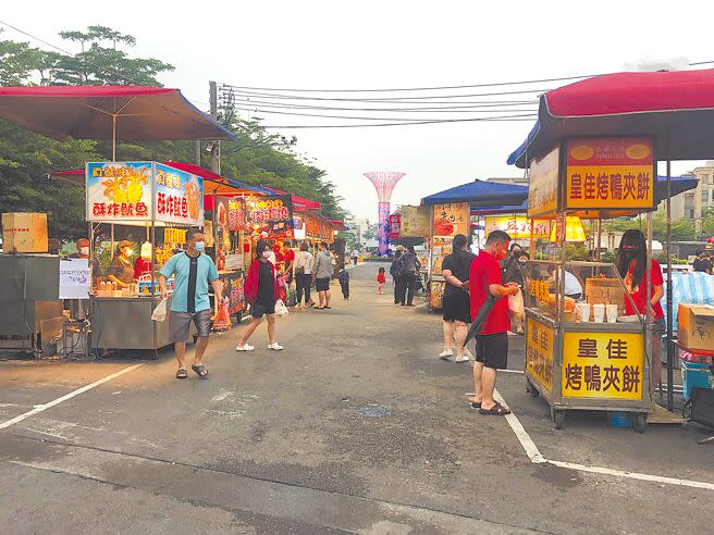 以觀光客為主的台南市花園夜市，近2周的人潮掉到剩2成多，業者降低攤位租金因應。（程炳璋攝）
