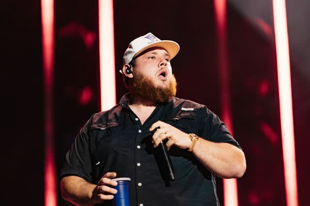 Luke Combs starts selling tumblers to raise money for Pinellas