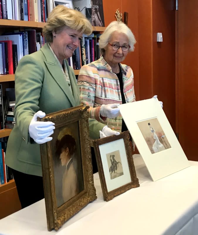 Federal Government Commissioner for Culture and the Media Monika Grutters returns three artworks to a descendant of a Jewish French collector
