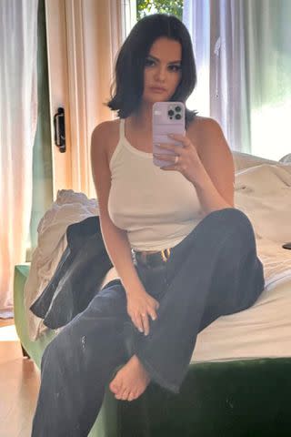 Selena Gomez forgets to zip her dress up (on purpose) and shows off bare  back - Irish Mirror Online