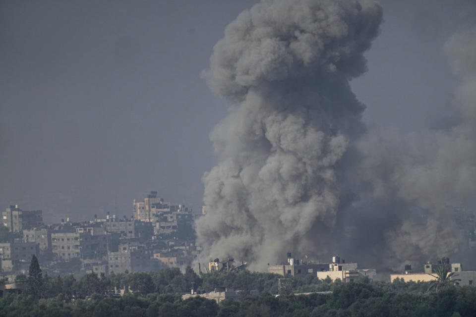 Una columna de humo marca el lugar donde se produjo un ataque aéreo israelí en la Franja de Gaza, vista desde el sur de Israel, el 1 de noviembre de 2023. (AP Foto/Ariel Schalit)