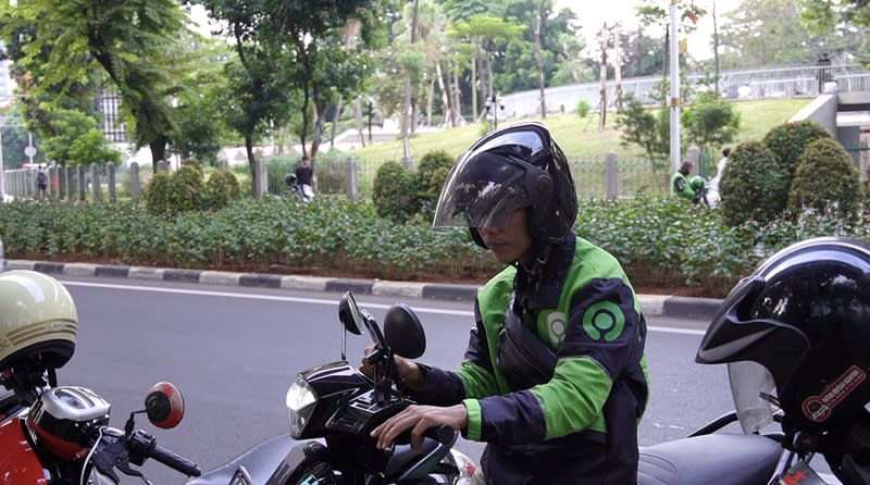 Gojek摩托車司機等待接客 GoTo集團旗下Gojek叫車平台是印尼人常用的手機應 用程式，它除了提供汽車和摩托車搭載服務，也能送 貨及送外賣。圖為Gojek司機在路邊等待接客。 中央社記者李宗憲雅加達攝  113年6月17日 