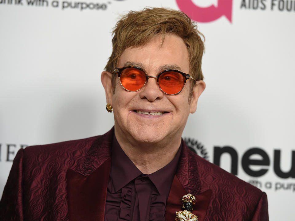 Elton John outete sich 1976 in der Musikzeitschrift "Rolling Stone" als bisexuell. 1984 trat er vor dem Traualtar. Er nahm die deutsche Tontechnikerin Renate Blauel zur Frau. 1988 folgte die Scheidung und die Musiklegende bekannte sich zu seiner Homosexualität. "Ich dachte jeder wüsste längst, dass ich schwul bin", so Elton John. (Bild-Copyright: Jordan Strauss/Invision/AP Photo)