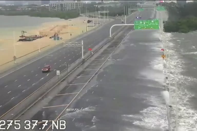 Esta foto proporcionada por FDOT muestra la autopista interestatal 275 inundada sobre la Bahía de Tampa, Florida, el miércoles 30 de agosto de 2023.