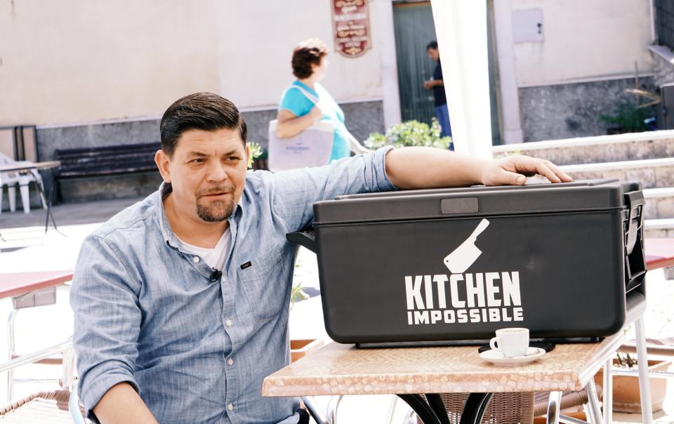 Tim Mälzer in Italien. In der schwarzen Box befindet sich jene Kreation, die Mälzer erst erkennen und dann nachkochen muss. Foto: MG RTL D / Endemol Shine