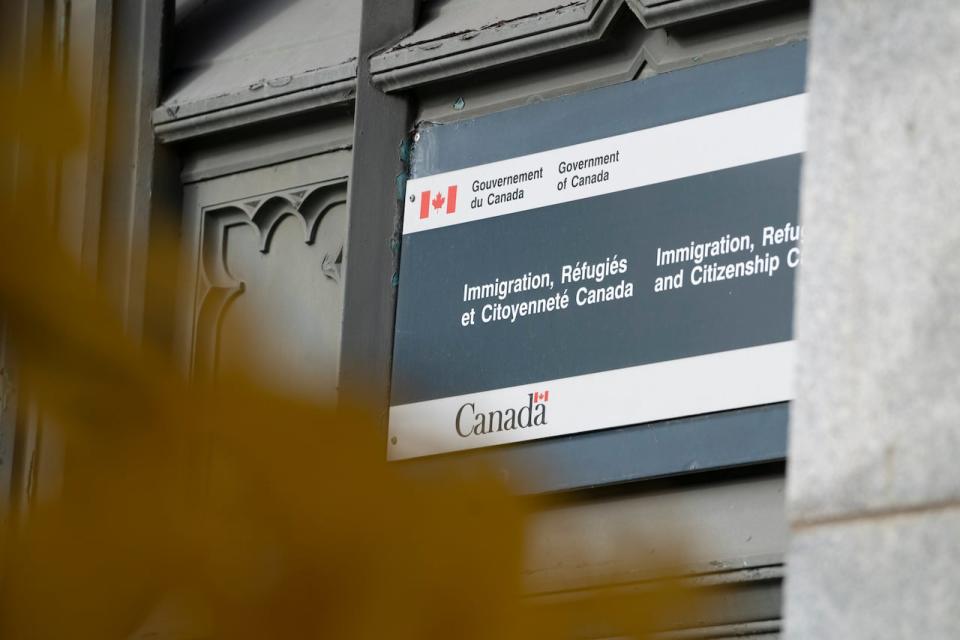 A survey of employees at Immigration, Refugees and Citizenship Canada shows a number of participants asking for the creation of an independent office to report racism-related complaints.