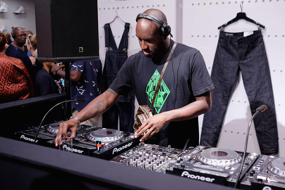 Louis Vuitton 已故男裝創意總監 Virgil Abloh 於 2016 年曾為 Pharrell Williams 個人旗艦店的開幕派對擔任 DJ，見證二人的友好關係。（Getty Images）