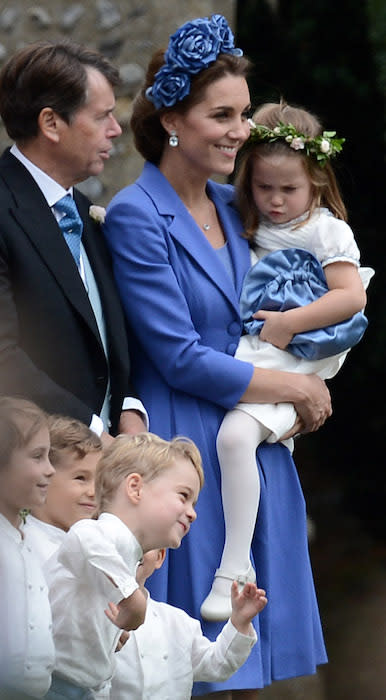 <p>La duquesa recicló para la ocasión un vestido abrigo azul de Catherine Walker. </p>