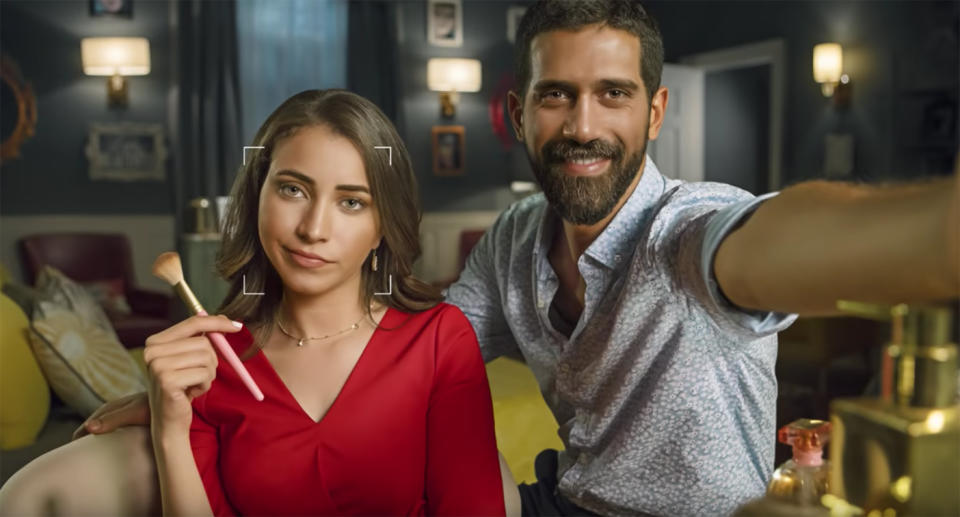 Huawei mobile advertisement busted using DSLR in selfie shots