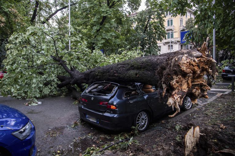 Milán fue azotada en los últimos días por varias tormentas con granizo del tamaño de pelotas de tenis y azotada por fuertes vientos. 