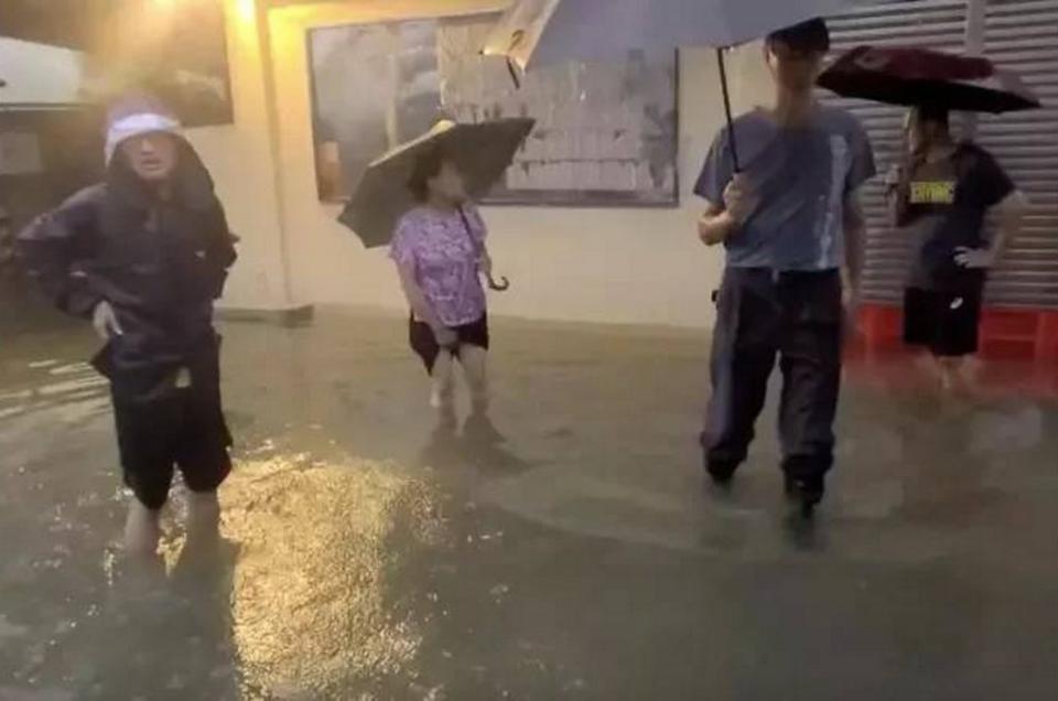 暴雨也造成一些地方水淹及膝。（記者陳金龍翻攝）