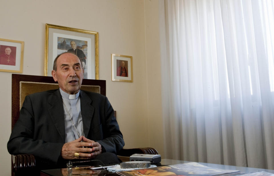 ARCHIVO - En esta imagen de archivo del 25 de agosto de 2011, el ya fallecido cardenal Velasio De Paolis, delegado del papa para la Legión de Cristo, habla durante una entrevista con The Associated Press en Ciudad del Vaticano. (AP Foto/Domenico Stinellis, Archivo)