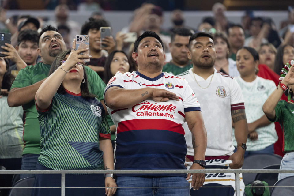 Aficionados al entonarse el himno nacional de México previo al partido amistoso entre Canadá y México, el 10 de septiembre de 2024, in Arlington, Texas. (AP Foto/Tony Gutiérrez)