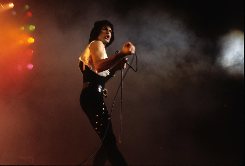 UNITED STATES - NOVEMBER 01:  MADISON SQUARE GARDEN  Photo of Freddie MERCURY and QUEEN, Freddie Mercury performing in stage  (Photo by Richard E. Aaron/Redferns)