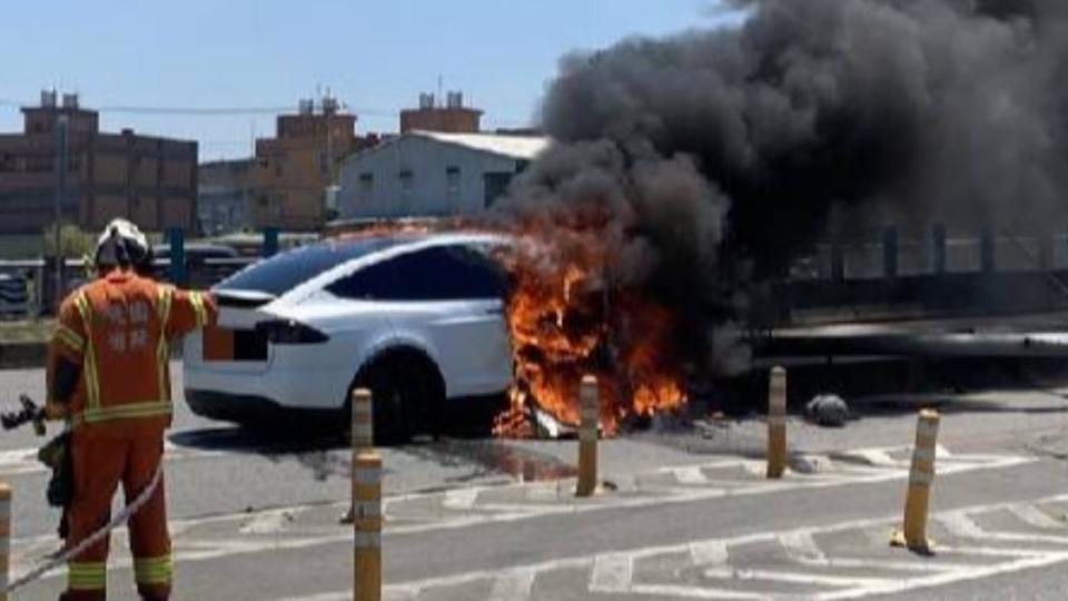 車禍現場火勢嚴峻。（圖／記者爆料網）