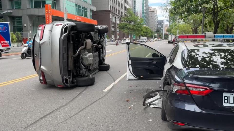 休旅車疑被蟲嚇到撞警車！　兩員警受傷送醫