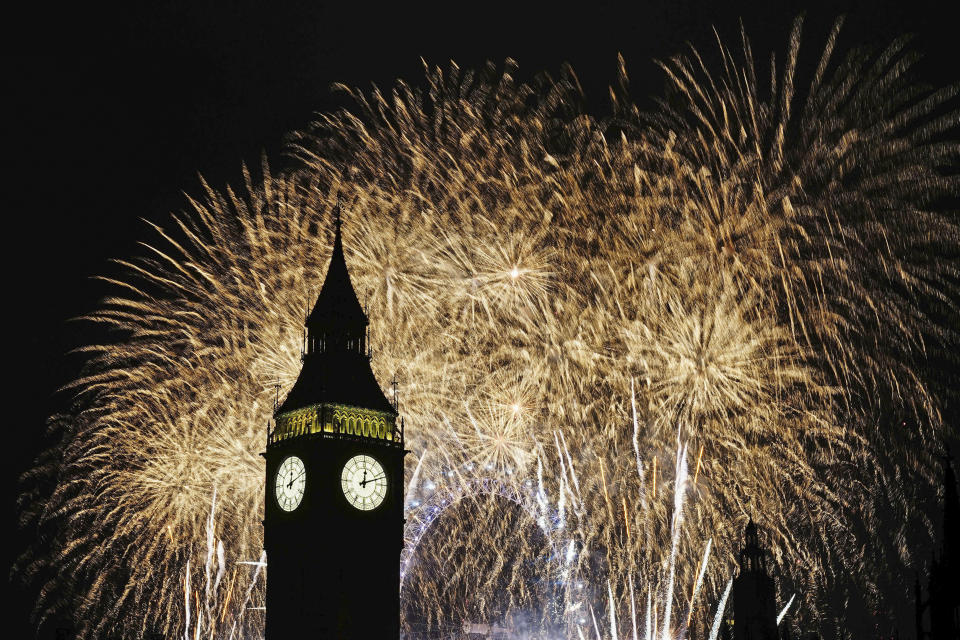 Fuegos artificiales iluminan el cielo sobre el Big Ben por los festejos del Año Nuevo, el lunes 1 de enero de 2024, en Londres. (Aaron Chown/PA vía AP)