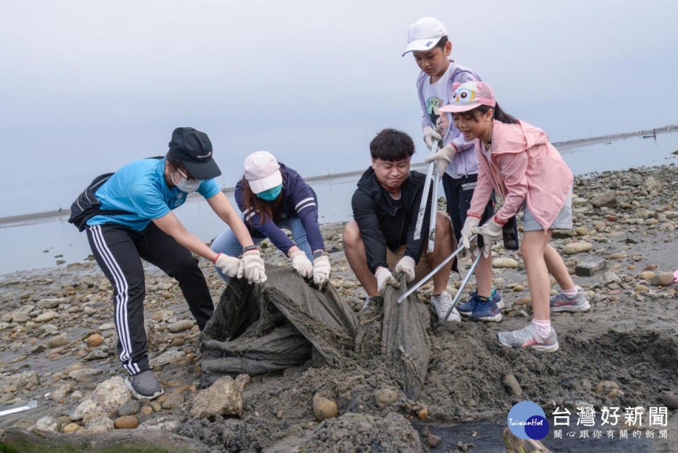 矽品公司號召600名員工及眷屬淨灘大安濱海樂園。