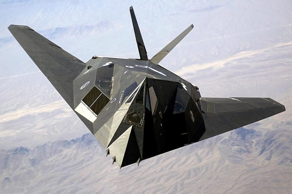 An F-117 Nighthawk flies over Nellis Air Force Base, Nevada, 2002. <em>U.S. Air Force photo/Staff Sgt. Aaron Allmon II</em>