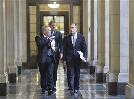 Bank of England Governor Mark Carney (R) chats with deputy Governor Charlie Bean as they arrive at the bank's quarterly inflation report news conference at the Bank of England in London November 13, 2013 REUTERS/Toby Melville