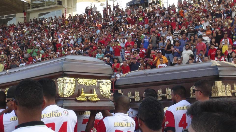 Los ataúdes de los expeloteros de Grandes Ligas Luis Valbuena y José Castillo son cargados en hombros por sus compañeros de los Cardenales de Lara, a su llegada al estadio Antonio Herrera Gutiérrez, en Barquisimeto, Venezuela, el viernes 7 de diciembre de 2018. Valbuena, de 33 años, y Castillo, de 37, fallecieron en una volcadura en una carretera del centro de Venezuela y que fue provocada para robarles, de acuerdo con las autoridades. (AP Foto/Nestor Vivas)