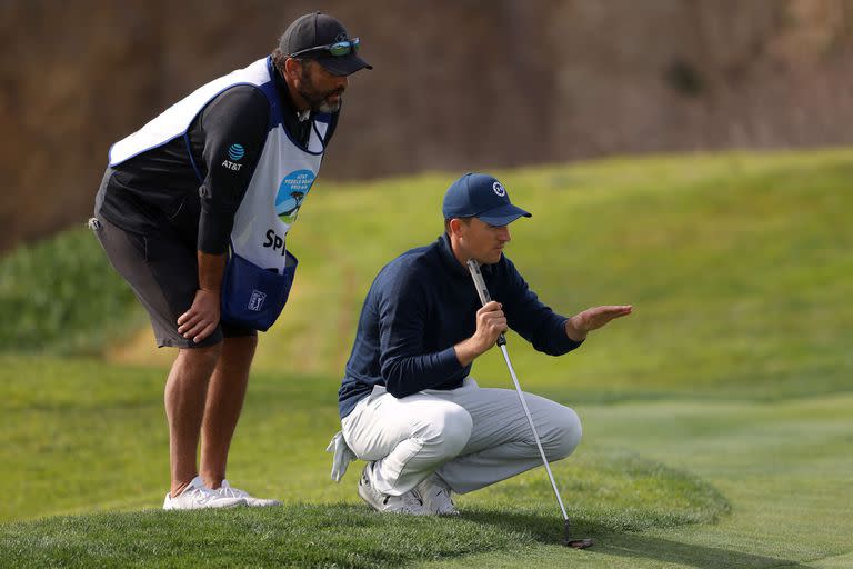 Jordan Spieth conversa con su caddie Michael Greller; el asistente le pidió insistentemente al número 15 del mundo que no se arriesgue, pero no le hizo caso (JAMIE SQUIRE/)