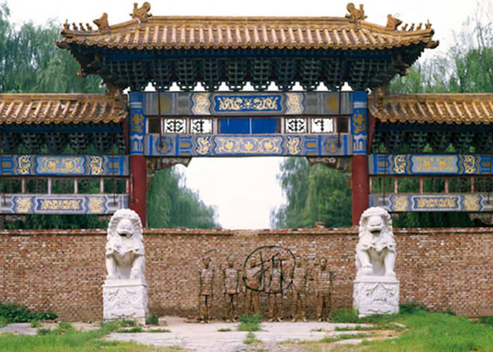 The artist with other painted friends pose against this beautiful Chinese setting.