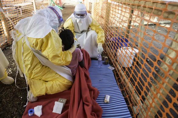 Zone à haut risque de contamination dans le centre de soins de MSF pour les malades d’Ebola de Kailahun, Sierra Leone. © Sylvain Cherkaoui/Cosmos