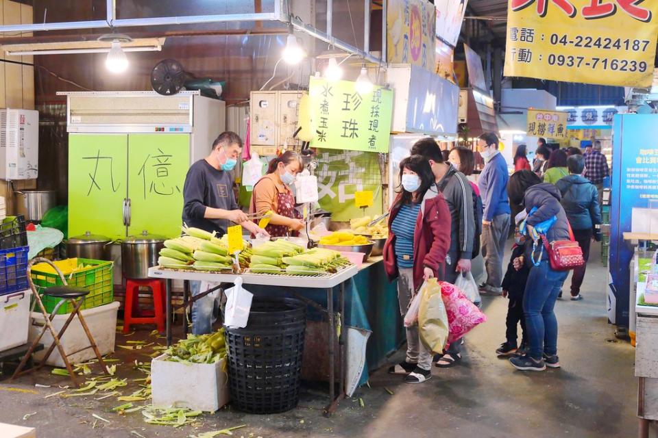 台中｜新一點利黃昏市場 水煮玉米