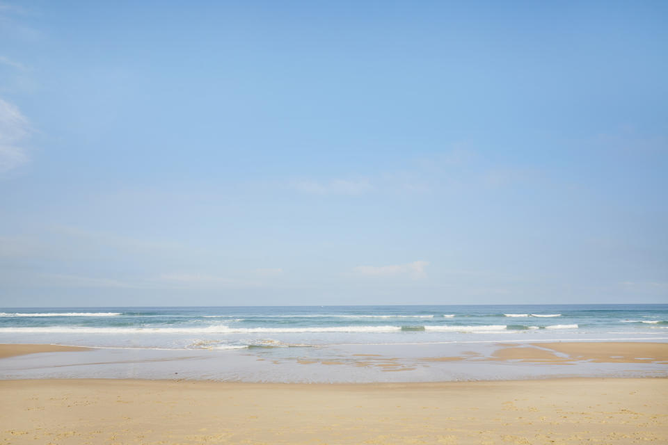 Le couple s'est retrouvé prisonnier d'une bâche, une sorte de cuvette de sable isolée par la mer (image d'illustration : Getty images)