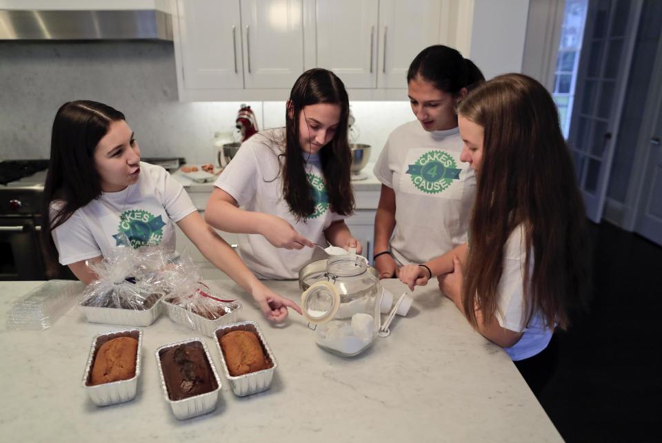 Empezando por la izquierda, Dylan Libman habla con Carolina Stainfeld, Liat Blumenfeld y Charlotte Kelson, mientras cocinan bizcochos en Scarsdale, Nueva York, el jueves 12 de enero del 2017. (Foto AP/Julie Jacobson)