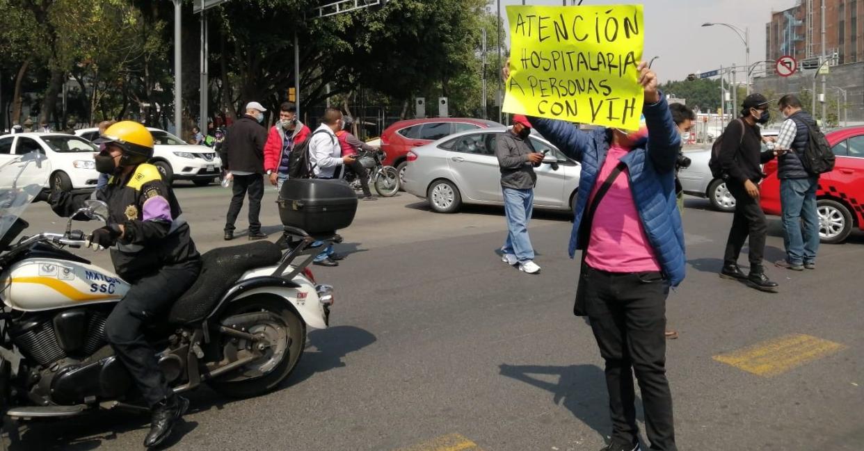 Personas con VIH protestan en el Senado por recorte al Fondo de Salud; legisladores los reciben