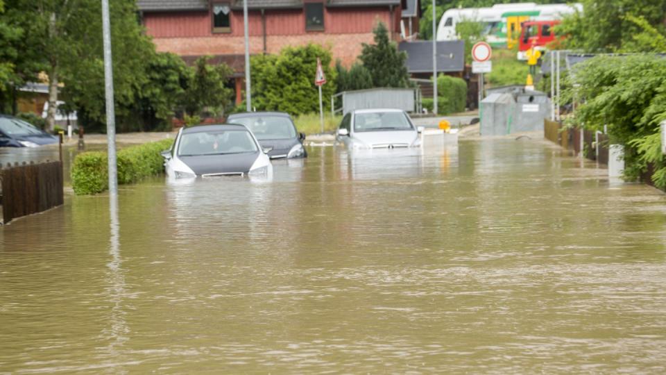 Die Wassermassen haben erheblichen Schaden angerichtet, so wie hier im Zentrum von Adorf. Foto: Bernd März