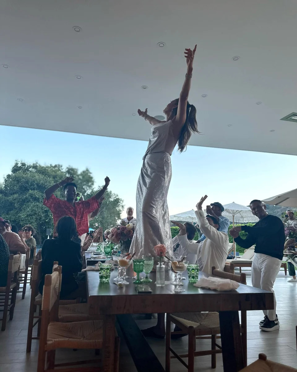 Jennifer Lopez luce un atuendo brillante mientras baila sobre una mesa por su cumpleaños