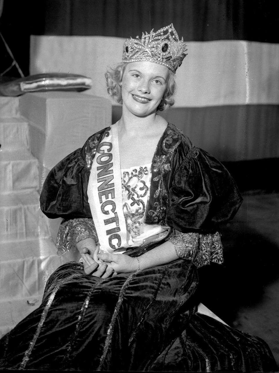 <p>When Marion Bergeron from Connecticut won Miss America, she was wearing an outfit fit for a queen. The puff sleeves and Renaissance design gave off major <em>Romeo and Juliet </em>vibes. </p>