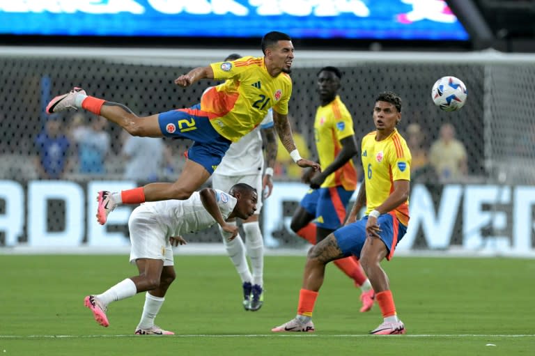 El lateral derecho colombiano Daniel Muñoz despeja una pelota en la semifinal de la Copa América entre Uruguay y Colombia, en el Bank of America Stadium de Charlotte (Carolina del Norte), el 10 de julio de 2024 (JUAN MABROMATA)