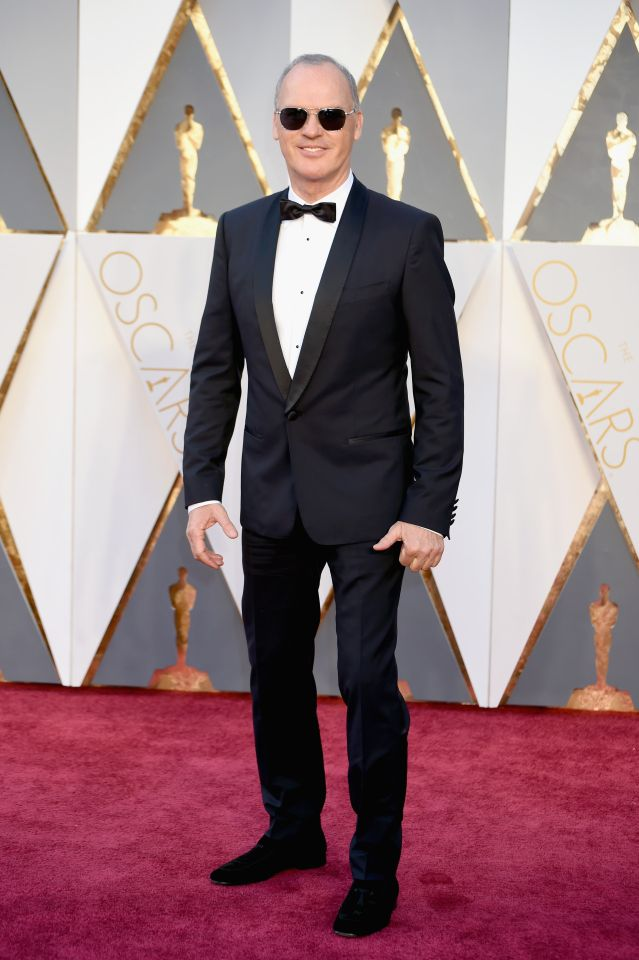 Le meilleur : Michael Keaton porte son costume et des lunettes de soleil avec style à la 88e cérémonie des Oscars, le 28 février 2016 à Hollywood en Californie.